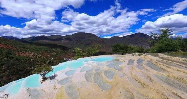 渓谷や標高6,000メートル級の氷山があり、チベット族の宗教の神秘的な雰囲気が漂う香格里拉(シャングリラ)(何さん特別編)