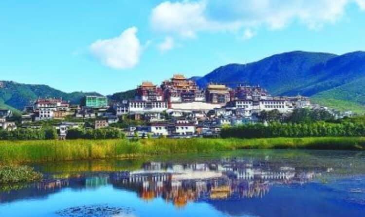 渓谷や標高6,000メートル級の氷山があり、チベット族の宗教の神秘的な雰囲気が漂う香格里拉(シャングリラ)(何さん特別編)