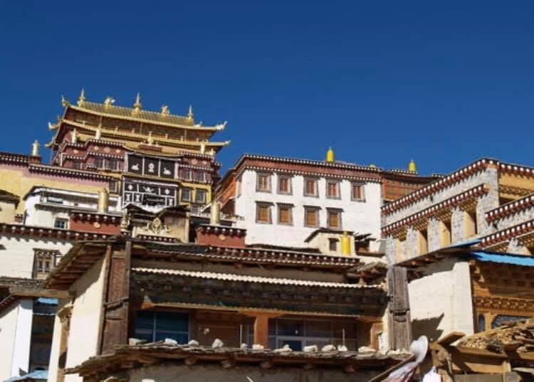 渓谷や標高6,000メートル級の氷山があり、チベット族の宗教の神秘的な雰囲気が漂う香格里拉(シャングリラ)(何さん特別編)