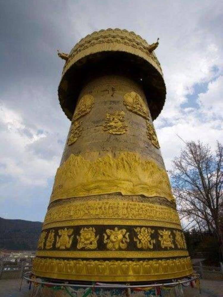 渓谷や標高6,000メートル級の氷山があり、チベット族の宗教の神秘的な雰囲気が漂う香格里拉(シャングリラ)(何さん特別編)