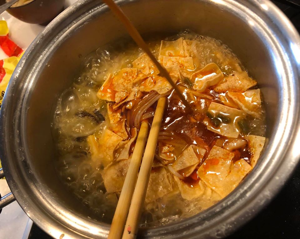 タニシ汁ビーフンのレトルトのラーメンを食べてみました。