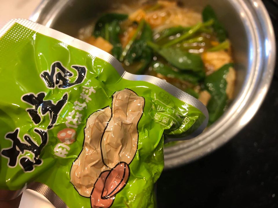 タニシ汁ビーフンのレトルトのラーメンを食べてみました。