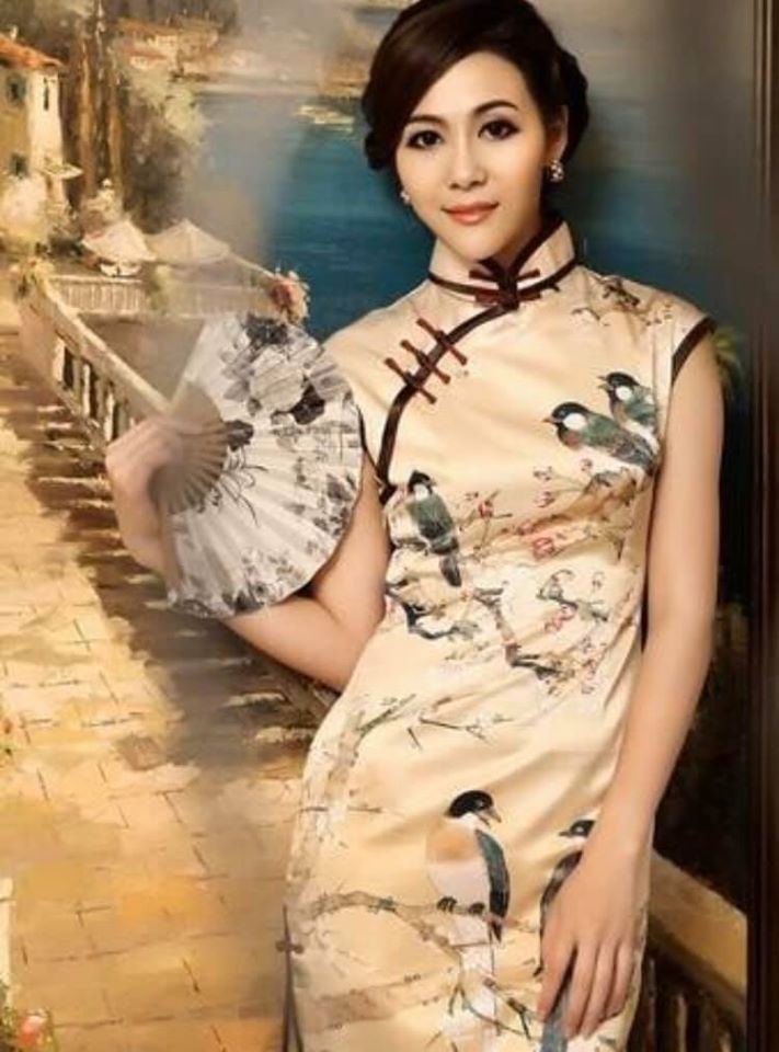 女性の曲線美を強調したチャイナドレス(金さん特別編)