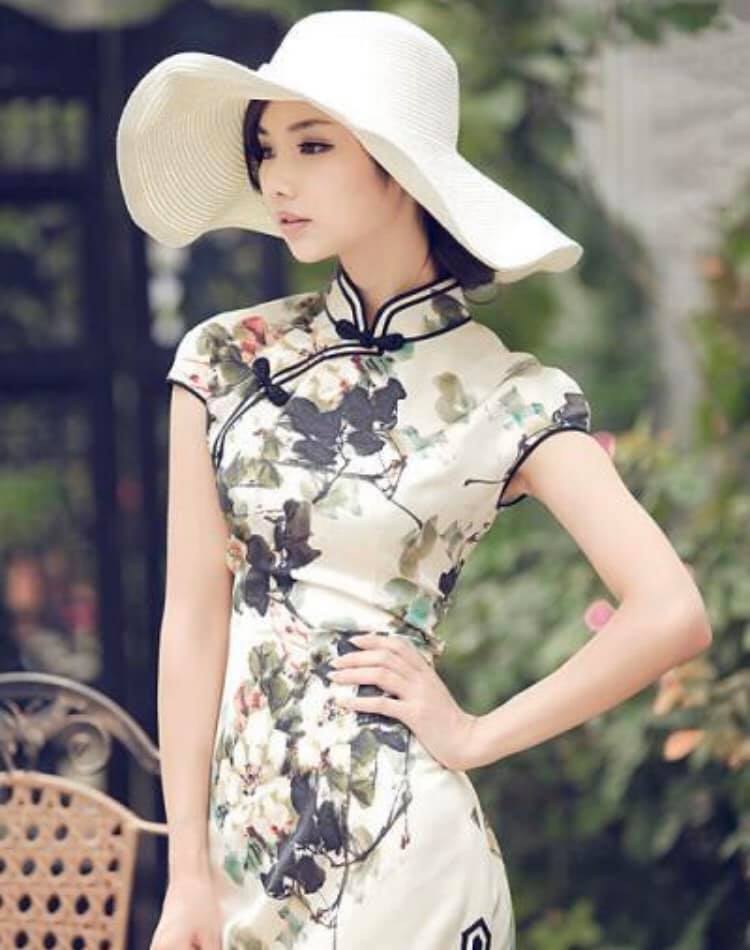 女性の曲線美を強調したチャイナドレス(金さん特別編)