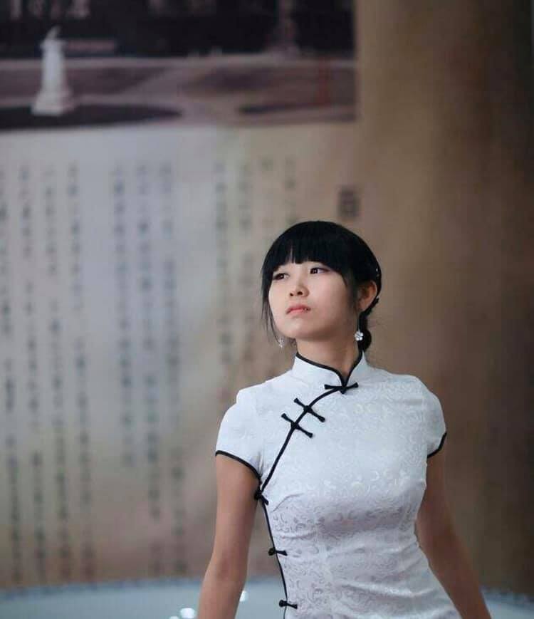 女性の曲線美を強調したチャイナドレス(金さん特別編)