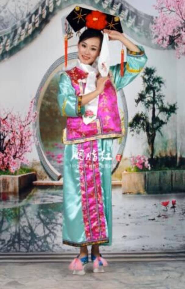 女性の曲線美を強調したチャイナドレス(金さん特別編)