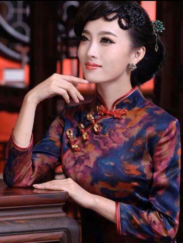 女性の曲線美を強調したチャイナドレス(金さん特別編)