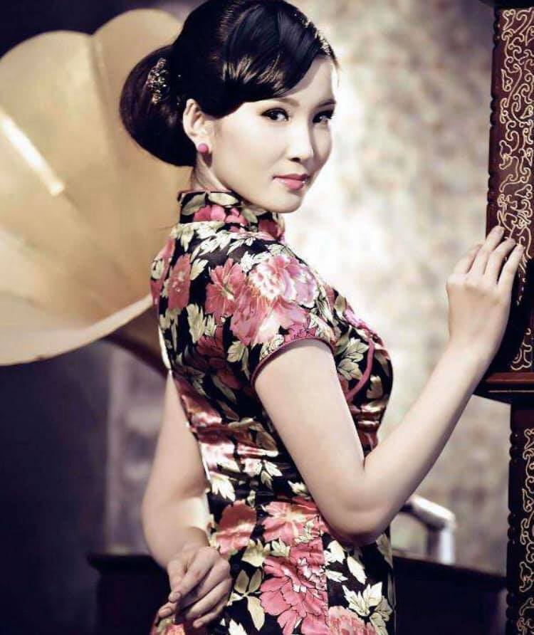 女性の曲線美を強調したチャイナドレス(金さん特別編)