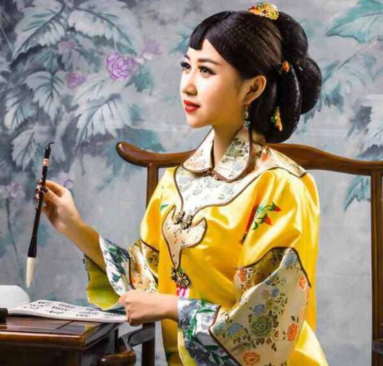 女性の曲線美を強調したチャイナドレス(金さん特別編)