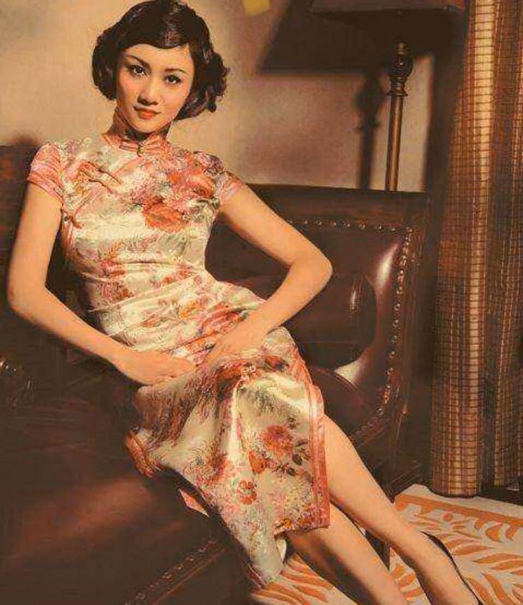 女性の曲線美を強調したチャイナドレス(金さん特別編)