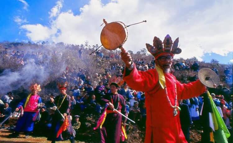 普段は農民として働き、住民の依頼を受けた時にトンパの活動を行うナシ族(李さん特別編)