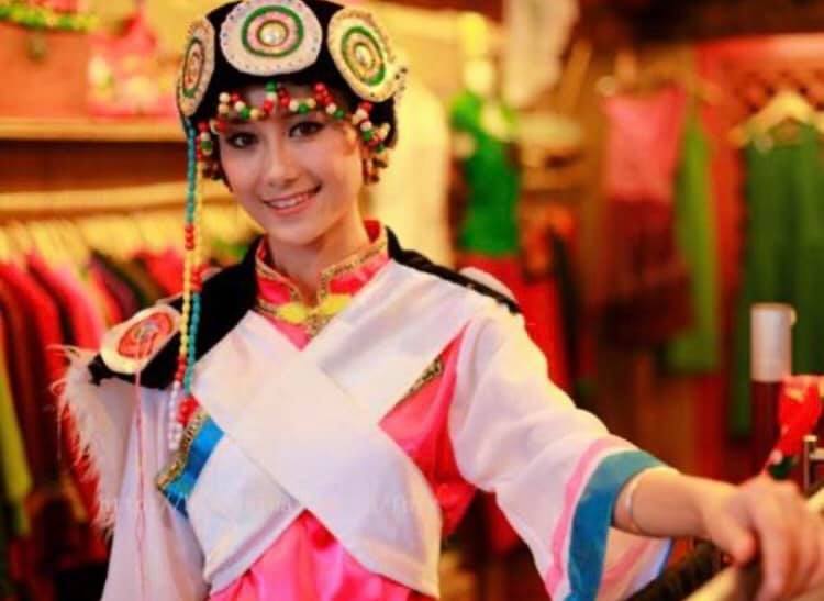 普段は農民として働き、住民の依頼を受けた時にトンパの活動を行うナシ族(李さん特別編)