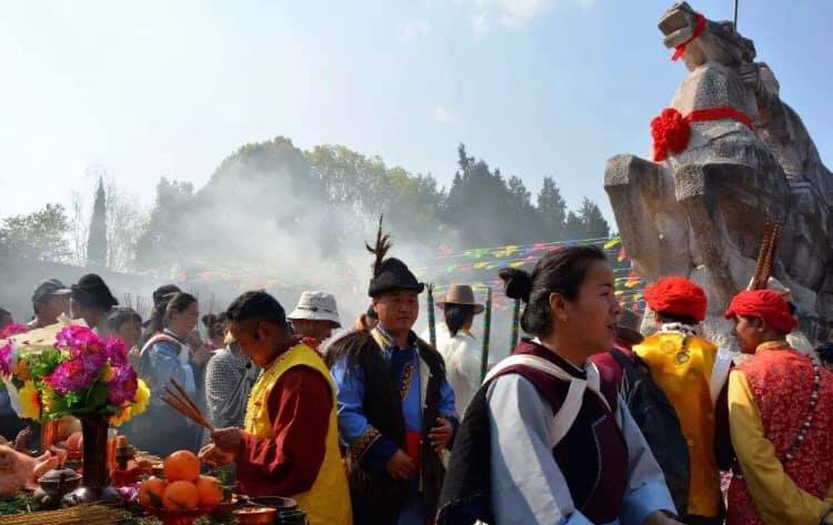 普段は農民として働き、住民の依頼を受けた時にトンパの活動を行うナシ族(李さん特別編)