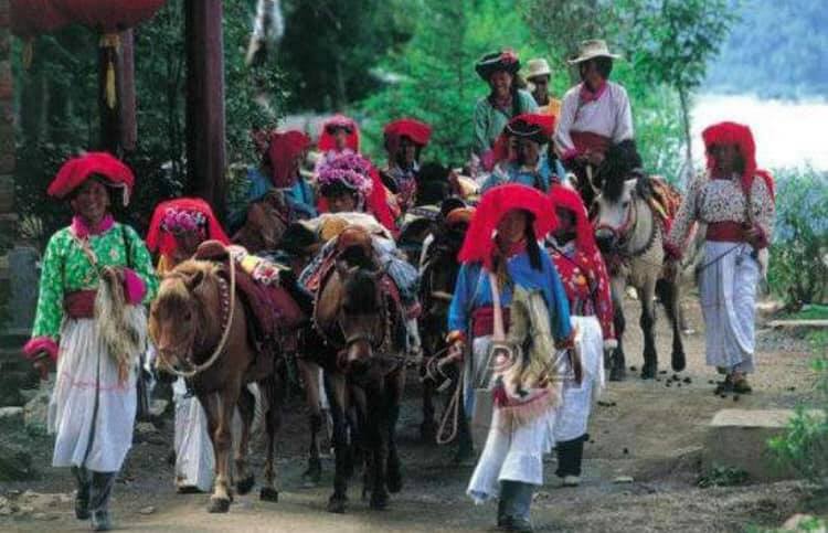 普段は農民として働き、住民の依頼を受けた時にトンパの活動を行うナシ族(李さん特別編)