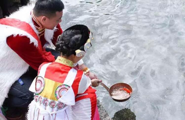 普段は農民として働き、住民の依頼を受けた時にトンパの活動を行うナシ族(李さん特別編)