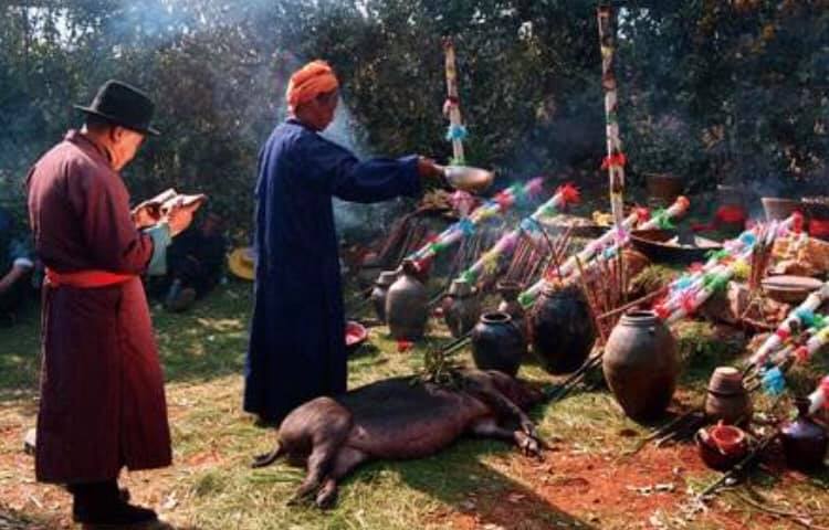 普段は農民として働き、住民の依頼を受けた時にトンパの活動を行うナシ族(李さん特別編)