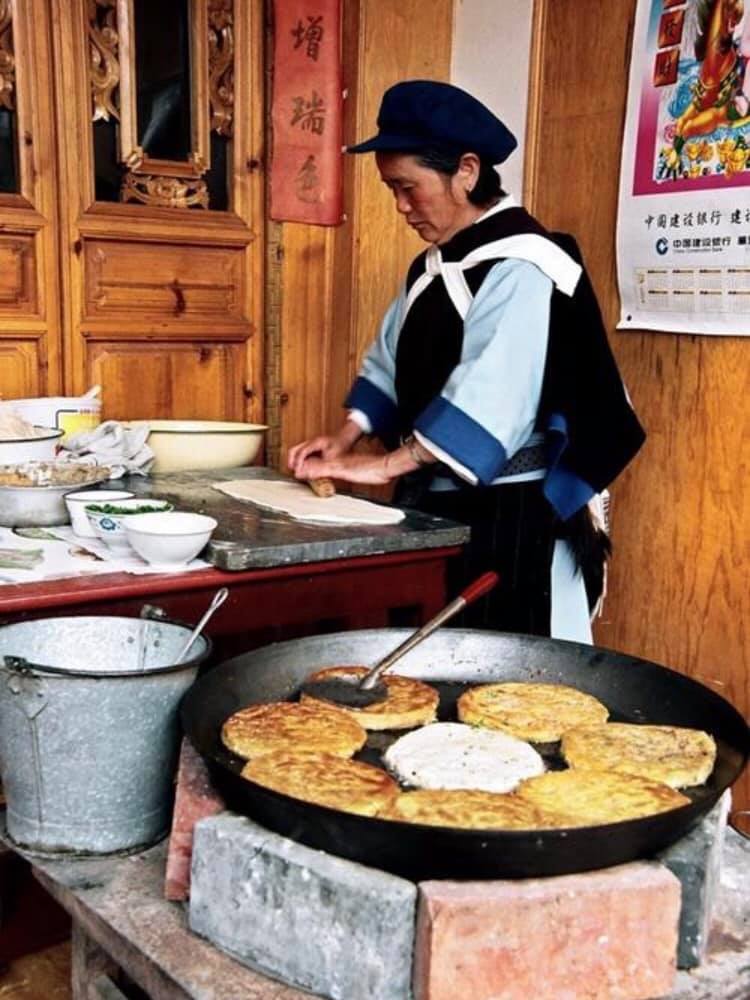 普段は農民として働き、住民の依頼を受けた時にトンパの活動を行うナシ族(李さん特別編)