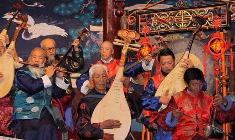 普段は農民として働き、住民の依頼を受けた時にトンパの活動を行うナシ族(李さん特別編)