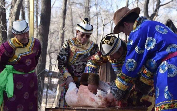 中国北西部・甘粛省の粛南ユグル族自治県を中心に生活している裕固族(以下、ユグル族)(何さん特別編)