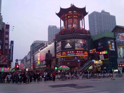 異国情緒たっぷりの街並みでウイグルの商店街が広がっている霍坦にある和田国際歩行街(何さん特別編)