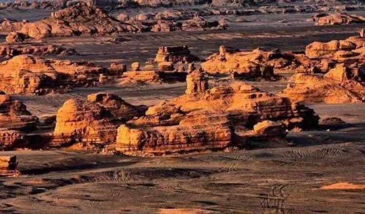 敦煌鬼城と呼ばれ、クムタグ砂漠にあるジオパーク、敦煌ヤルダン国家地質公園(何さん特別編)